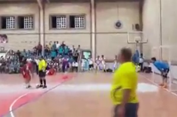 بالفيديو.. حكم إيراني يعلن عن ركلة جزاء ويفارق الحياة
