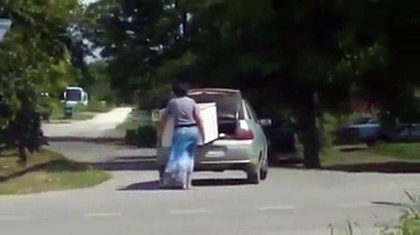 بالفيديو.. شاب يجبر خطيبته على حمل ثلاجة !