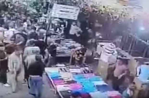 بالفيديو .. شخص قال "الله أكبر" وهو يتشاجر مع صاحب محل فهرب الناس جميعا 