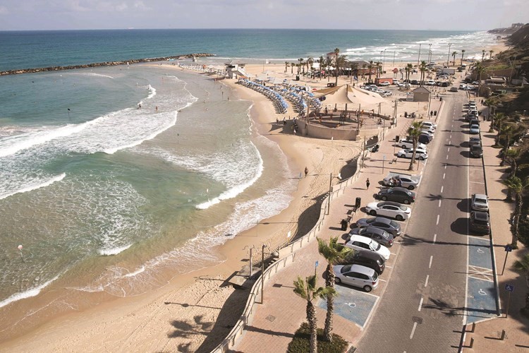 العثور على حطام للطائرة المنكوبة قبالة ساحل مدينة نتانيا الاسرائيليةافپ﻿