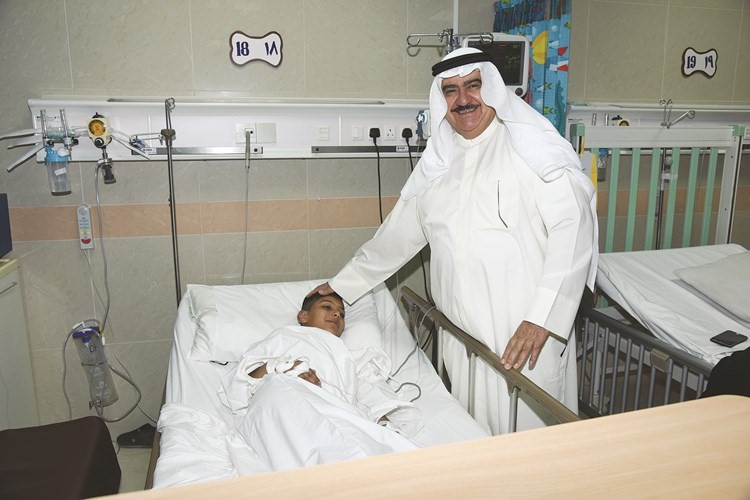 الفريق ثابت المهنا يطمئن على حالة احد الاطفال ﻿