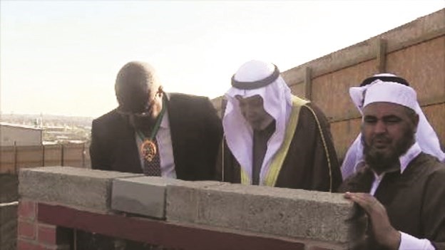 دخالد المذكور يضع حجر الاساس مع المحافظ
﻿