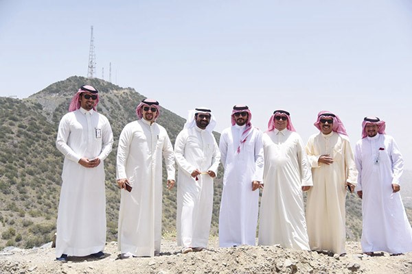 الوفد امام احد القصور التراثية
