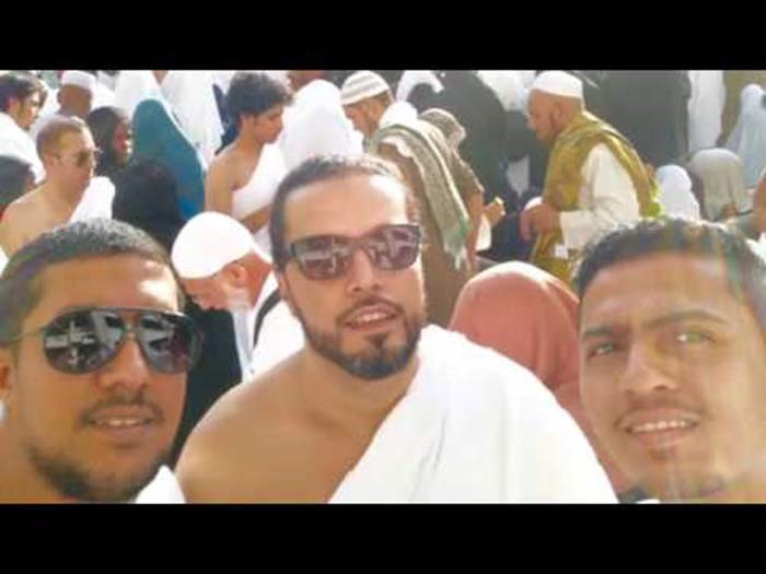 بالفيديو.. عبد الفتاح الجريني يفاجئ الجميع ويحلق شعره لأداء مناسك العمرة؟