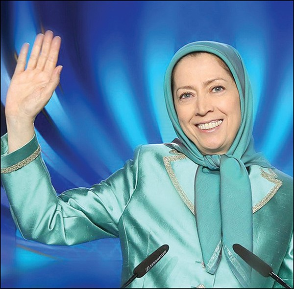 زعيمة المعارضة الايرانية مريم رجوي تحيي الحضور بالمؤتمر