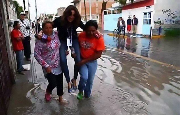 شاهد الصورة التي تسببت بطرد مراسلة من عملها 