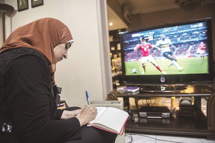 طبيبة الاسنان منار سرحان تتابع وتحلل مباريات امم اوروبا 2016 في فرنساافپ﻿