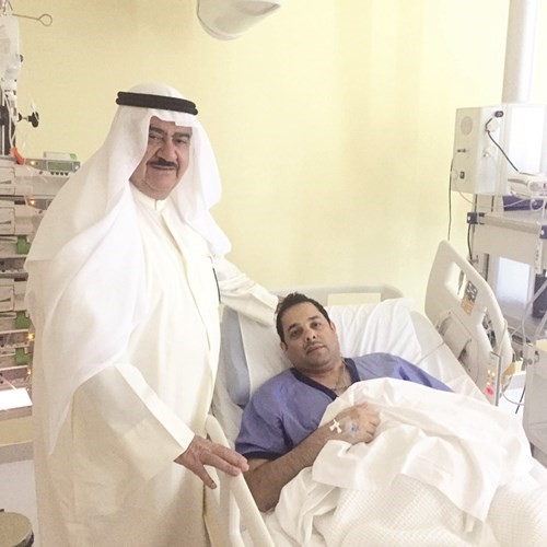 مثابت المهنا خلال زيارته يعقوب الصانع في المستشفى
