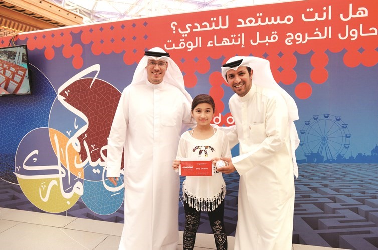 احدى العميلات تتسلم جائزتها﻿