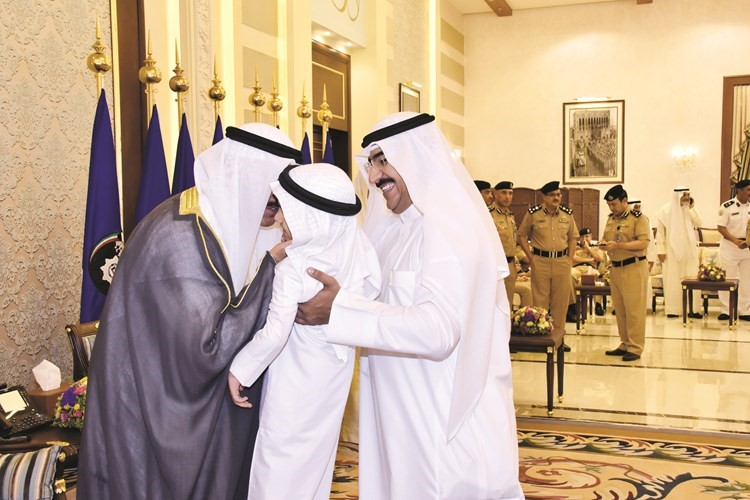 الشيخ محمد الخالد يقبل احد الاطفال خلال استقبال المهنئين﻿