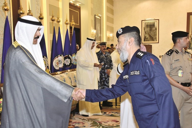 الشيخ محمد الخالد يتلقى التهنئة بحلول عيد الفطر من احد الضباط﻿