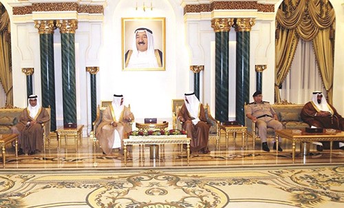  الشيخ محمد الخالد خلال استقباله وزير الداخلية بمملكة البحرين الفريق الركن الشيخ راشد بن عبدالله ال خليفة