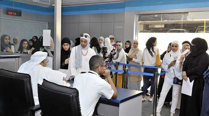 الطالبات ينتظرن دورهن لاتمام عملية التسجيل