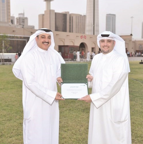يوسف الرويح يكرم المذيع سعد الخلف