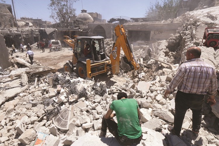 الدفاع المدني يرفع الانقاض من موقع سقوط برميل متفجر في حلب القديمةرويترز