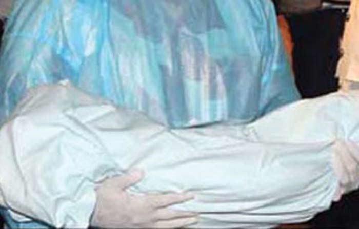 بالاشتراك مع عشيقها.. أم تعذب طفلها حتى الموت بسبب بكائه