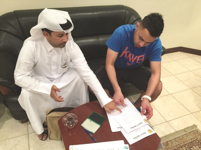 طلال نايف خلال توقيعه العقد﻿