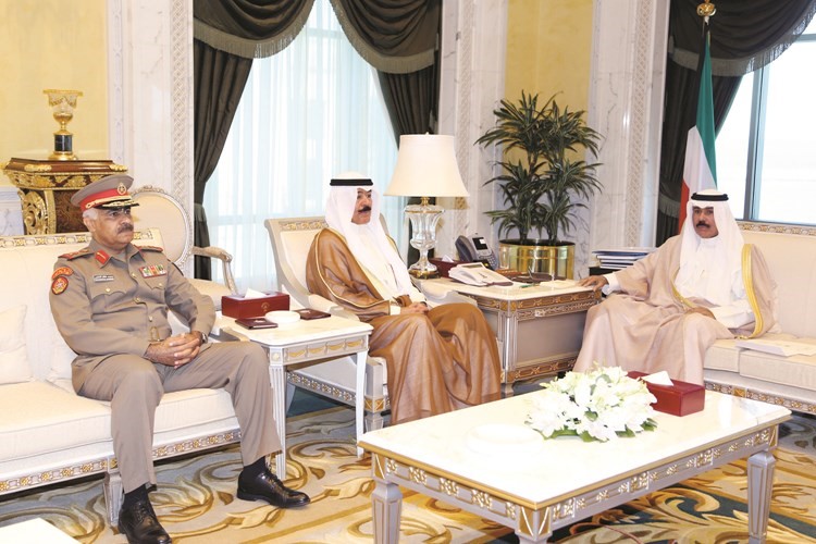 سمو نائب الامير وولي العهد الشيخ نواف الاحمد مستقبلا الشيخ محمد الخالد والفريق الركن محمد الخضر 