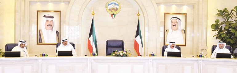 الشيخ صباح الخالد مترئسا اجتماع مجلس الوزراء ويبدو الشيخ محمد الخالد وانس الصالح وياسر ابل ﻿