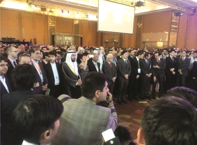 دعلي العمير متوسطا الحضور خلال حفل انطلاق قمم المدن والمياه والبيئة في سنغافورة
