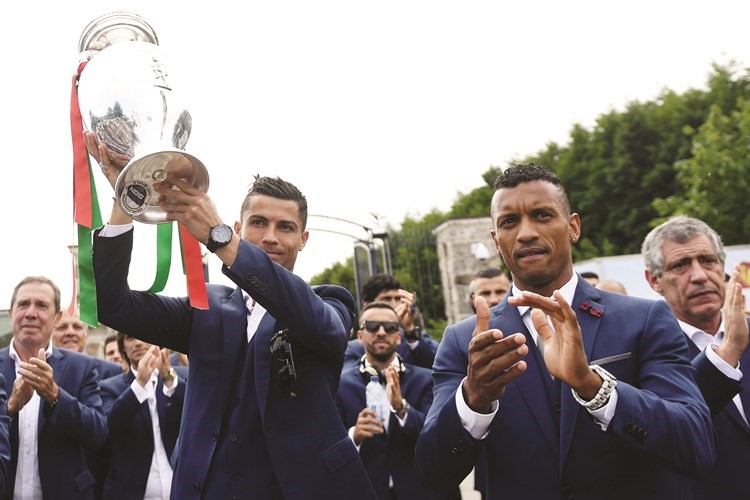 كاس اوروبا محمولا بيد رونالدوافپ 