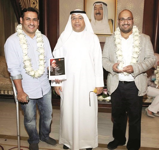 دعمر البناي يتوسط المهندسين احمد الصالح وناصر الخالدي