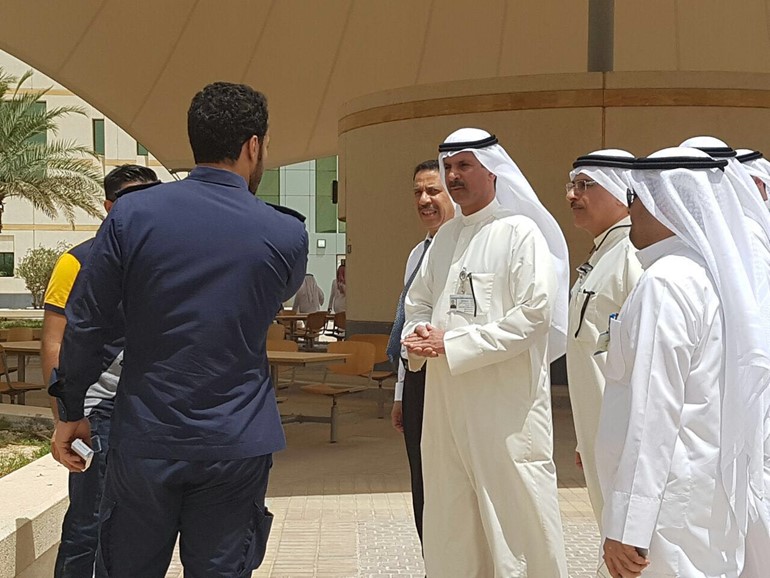 داحمد الاثري ورجال الداخلية والاطفاء يعاينون موقع الحادث