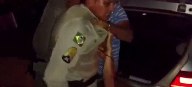 بالفيديو.. أب يخطف مسدس ضابط شرطة لإنقاذ ابنه منه! 