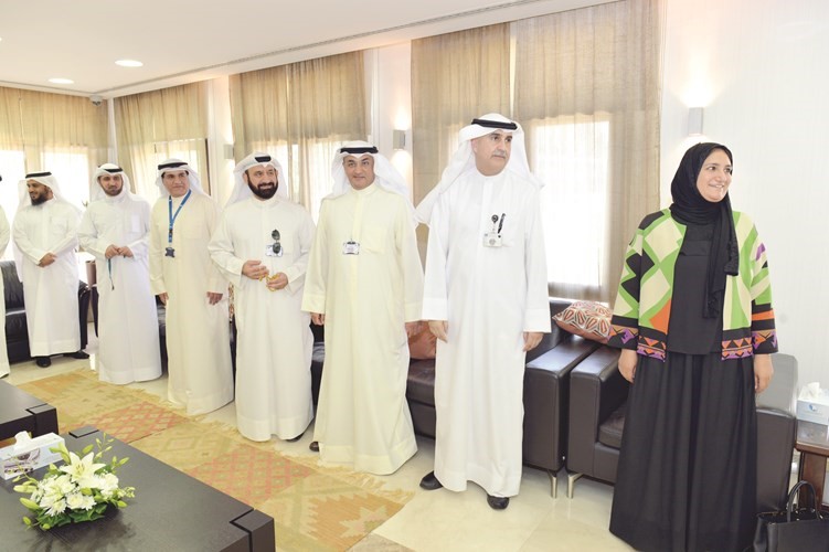 الرئيس التنفيذي لنفط الخليج ناصر الفليج متوسطا الادارة التنفيذية للشركة والرئيس التنفيذي لمؤسسة البترول الكويتية نزار العدساني خلال حفل الاستقبال ﻿