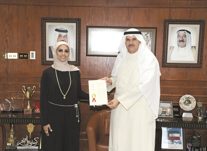الشيخ سلمان الحمود خلال استقباله عبير النعيمي