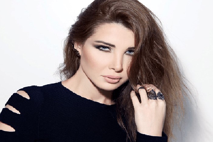 صورة: نانسي عجرم تقبّل مطرباً شهيراً وتشعل مواقع التواصل