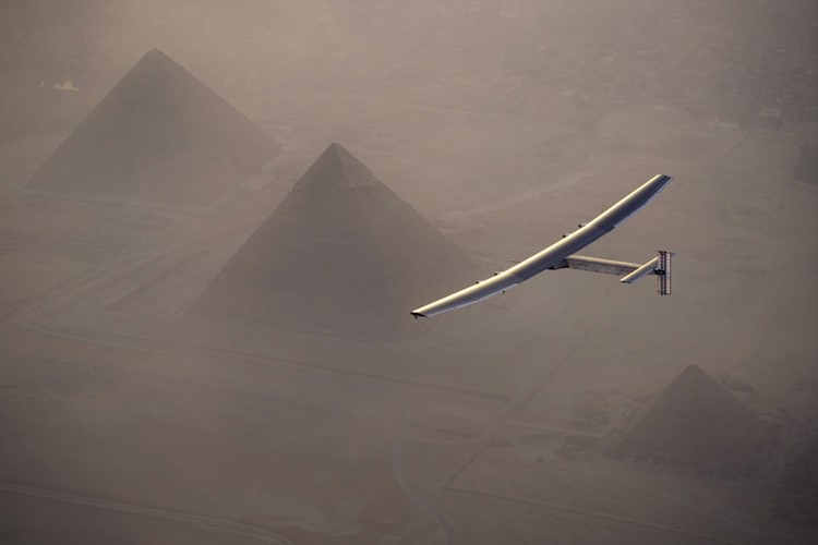الطائرة قامت بجولة فوق اهرامات الجيزة وابو الهول قبل ان تحط في مطار القاهرة ا ف ب