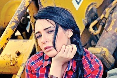 «البودي غارد» يعتدي على معجب بساندي!