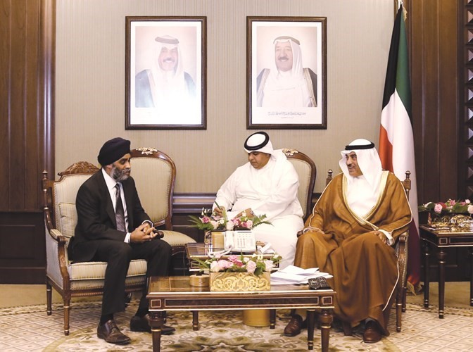 الشيخ صباح الخالد مستقبلا وزير دفاع كندا هارجيت سينغ ساجان ﻿