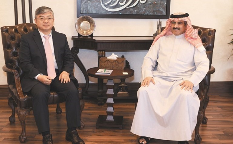  الشيخ مبارك الدعيج خلال لقائه سفير كوريا الجنوبية يو يون تشول﻿