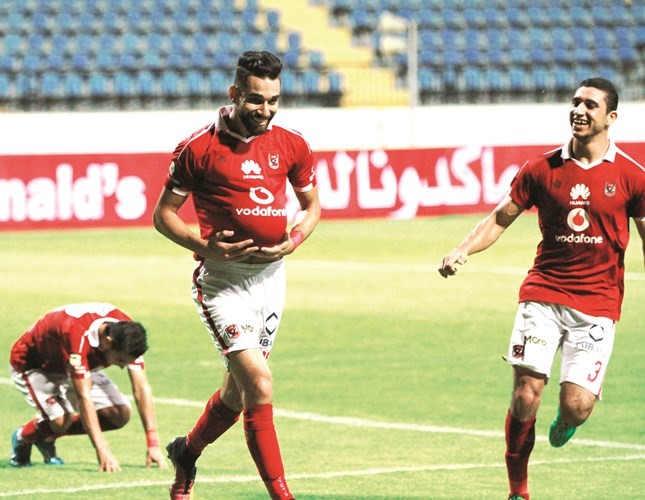 عمر السولية يخبئ الكرة بعد تسجيله الهدف