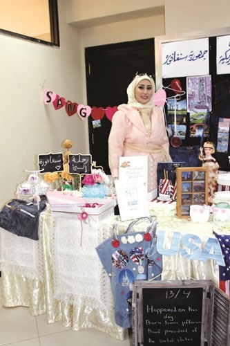 دسامية السنافي في احد اجنحة المعرض 