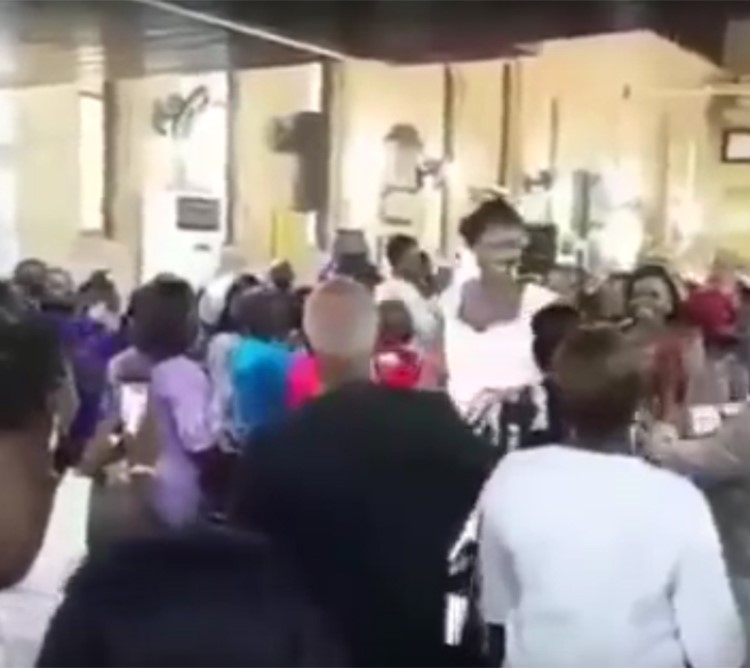  بالفيديو.. عروس عملاقة تلفت الأنظار بسبب ضخامة حجمها مقارنة بالعريس
