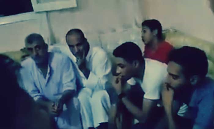 بالفيديو..الحكم على 3 شباب بالضرب بـ«الشبشب»..وهذا هو السبب !