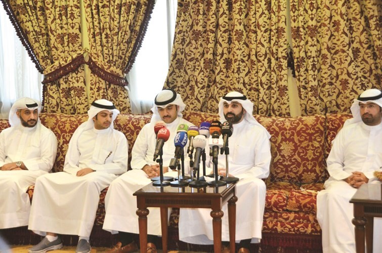 مهند الساير والمحامي مصطفى ملا يوسف خلال المؤتمر 