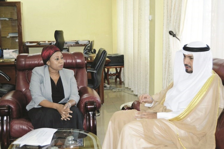 السفير جاسم الناجم خلال لقائه وزيرة الصحة والتنمية الاجتماعية التنزانية 