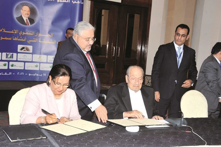 صاحب السمو الملكي الامير طلال بن العزيز ود موضي الحمود خلال توقيع احدى الاتفاقيات ﻿