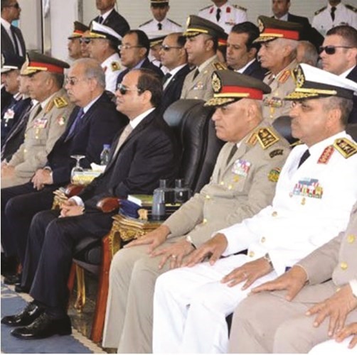 الرئيس السيسي خلال حضوره حفل تخريج دفعتي القوات البحرية والدفاع الجوي بحضور رئيس الوزراء شريف اسماعيل ووزير الدفاع صدقي صبحي 