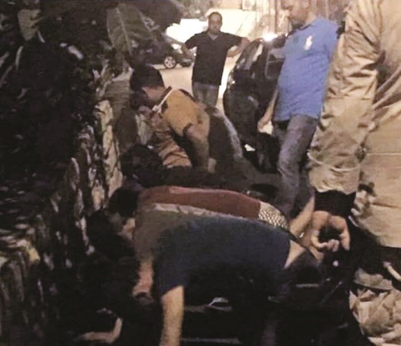 صور تداولها ناشطون على الانترنت لشرطة بلدية عمشيت تجبر نازحين سوريين على الركوعخلال تدقيق اوراقهم ﻿