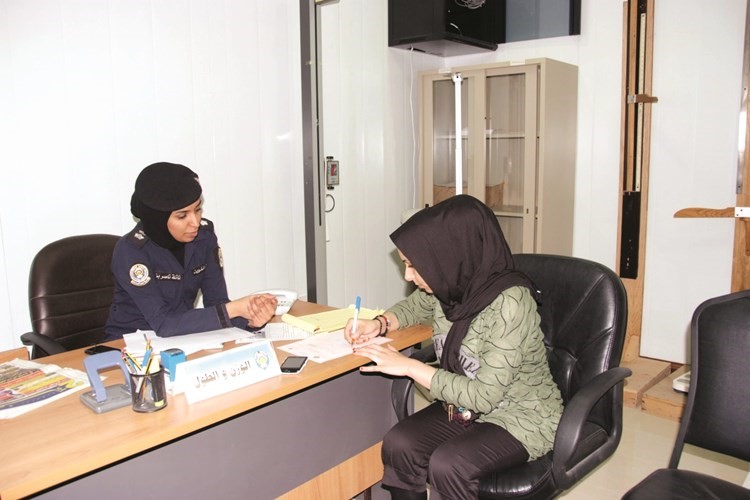 احدى المتقدمات تسجل طلبها ﻿