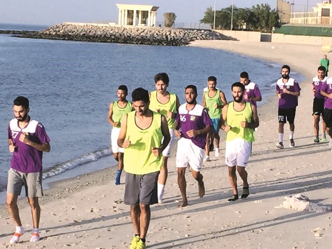 لاعبو العربي تدربوا على شاطئ البحر خلال الفترة الماضية ﻿