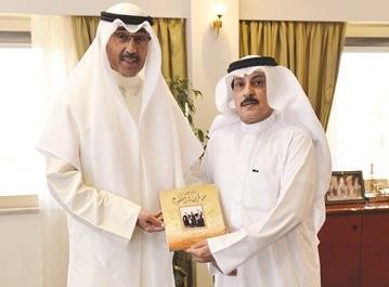 الشيخ فواز الخالد يتلقى نسخة الكتاب من بن طوالة