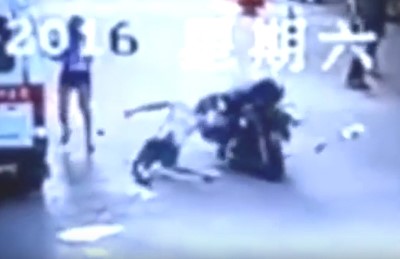 بالفيديو.. أسوأ طريقة انتحار لشخص كاد يقتل معه أشخاص أخرين