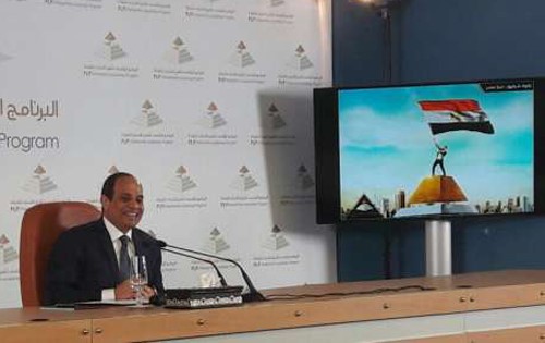 بالفيديو.. شاب لـ"السيسي": "أنا مانتخبتكش".. والرئيس يرد: "إزاي تعمل كده؟"