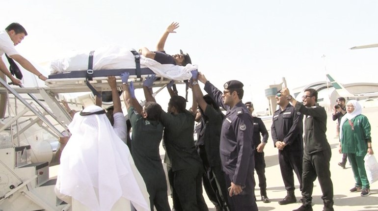 فريق الاخلاء الطبي يرافق الفريح الى الطائرة ﻿